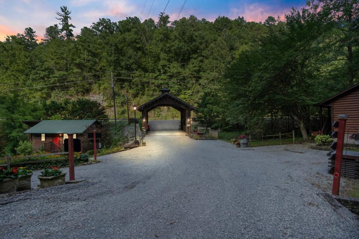 Vila Cabin 5 Studio Cabin With Hot Tub, Water View And Fire Pit Sevierville Exteriér fotografie