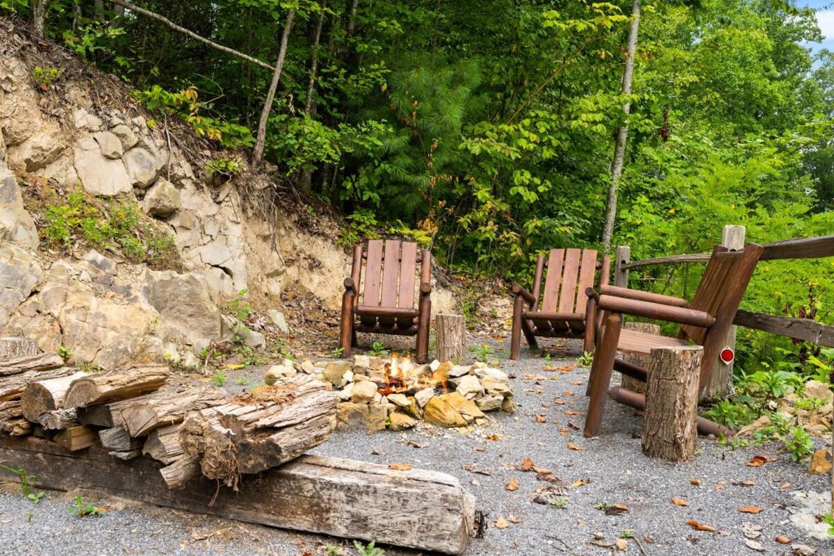 Vila Cabin 5 Studio Cabin With Hot Tub, Water View And Fire Pit Sevierville Exteriér fotografie