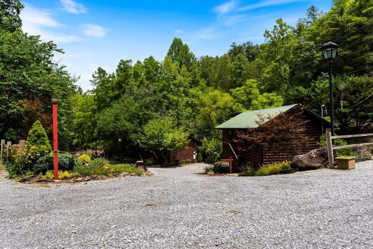 Vila Cabin 5 Studio Cabin With Hot Tub, Water View And Fire Pit Sevierville Exteriér fotografie